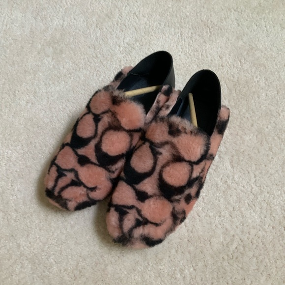 COACH HOLLY SHEARLING PINK AND BLACK LOGO SLIPPERS - Picture 3 of 16